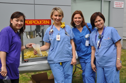 VCH-Richmond staff enjoyed fresh popcorn served by a Richmond Hospital Foundation volunteer. 