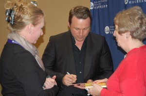 Kirsten Furch (left) brought her mom, Barbara (right) to meet Johnny Reid at Richmond Hospital Friday. 